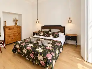 Dormitorio con colcha oscura de Puro Puerto